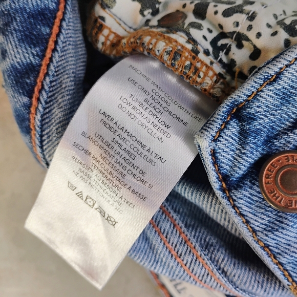 We The Free Pacifica Short Women 28 Blue Jean High Rise Distressed Hem 5" Inseam - Picture 9 of 13